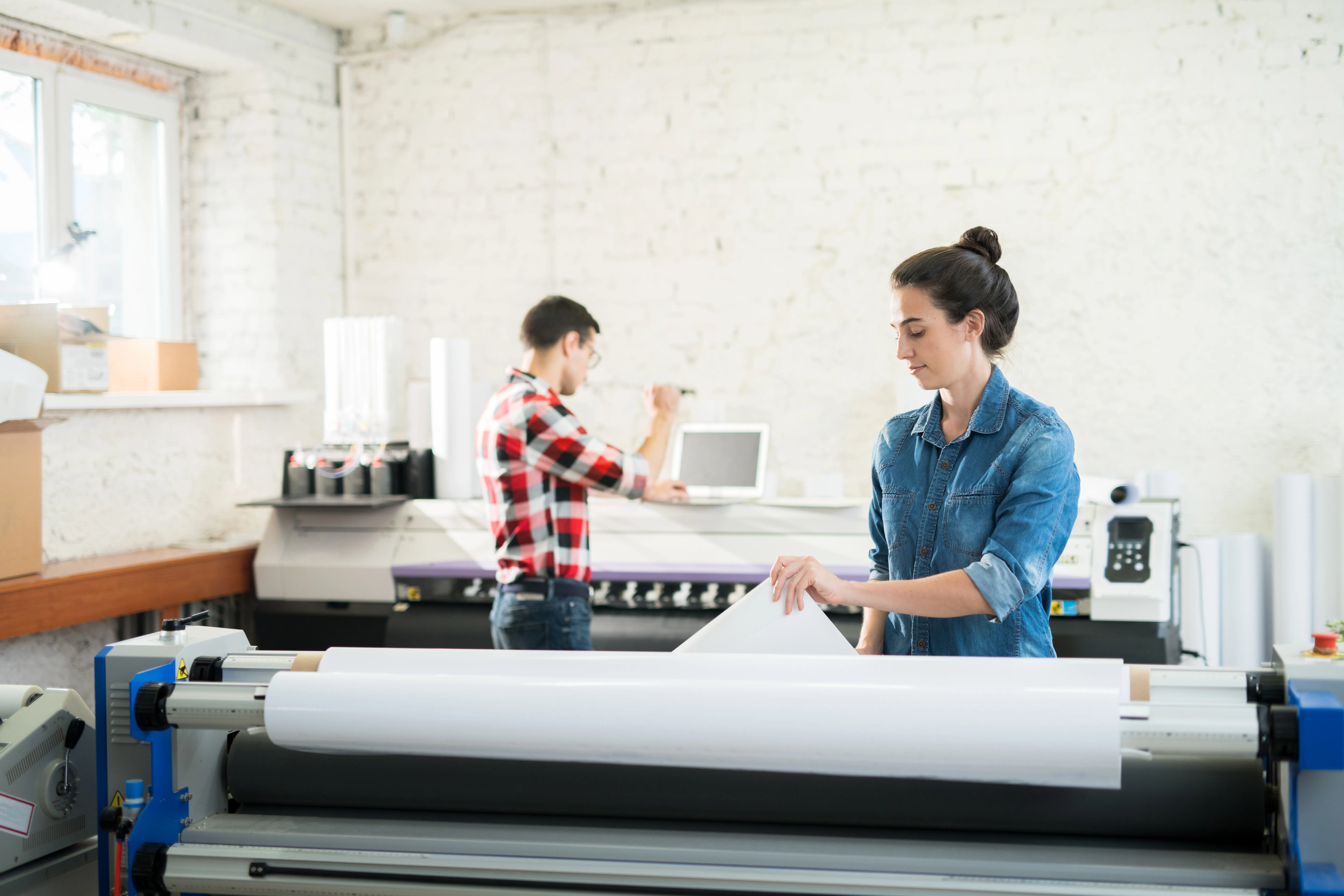 Fotografía de los Compañeros de trabajo conversando sobre la impresión digital vs offset
